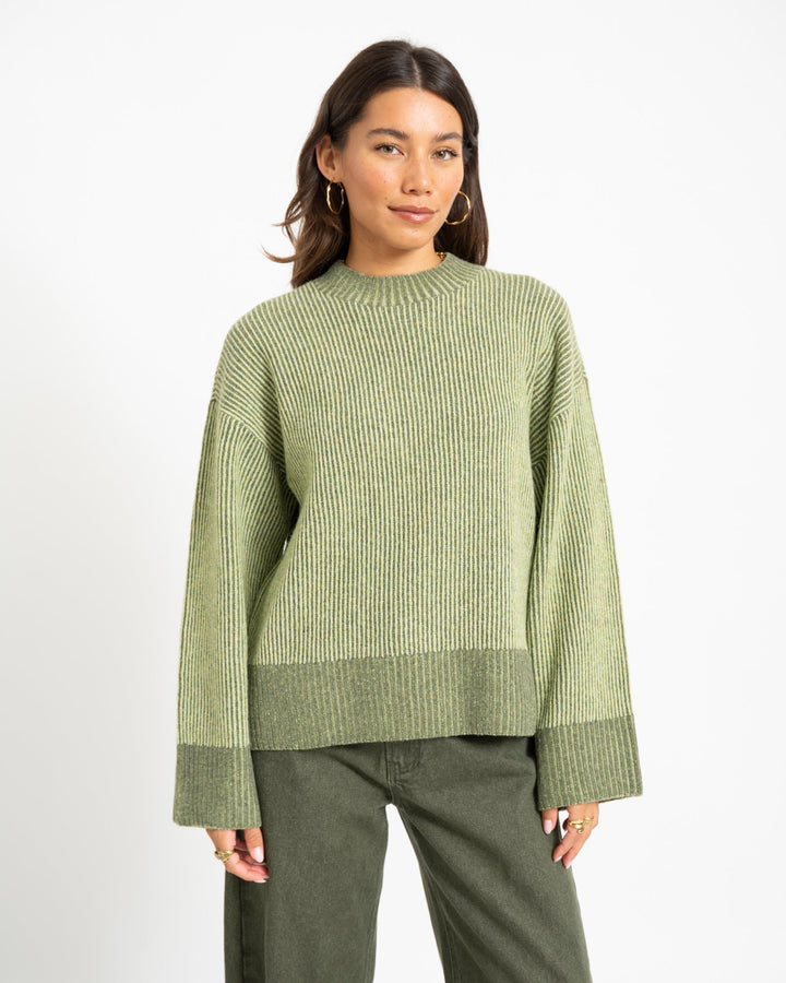 Women's Knit Sweater Oversized for Everyday Comfort in Green 4